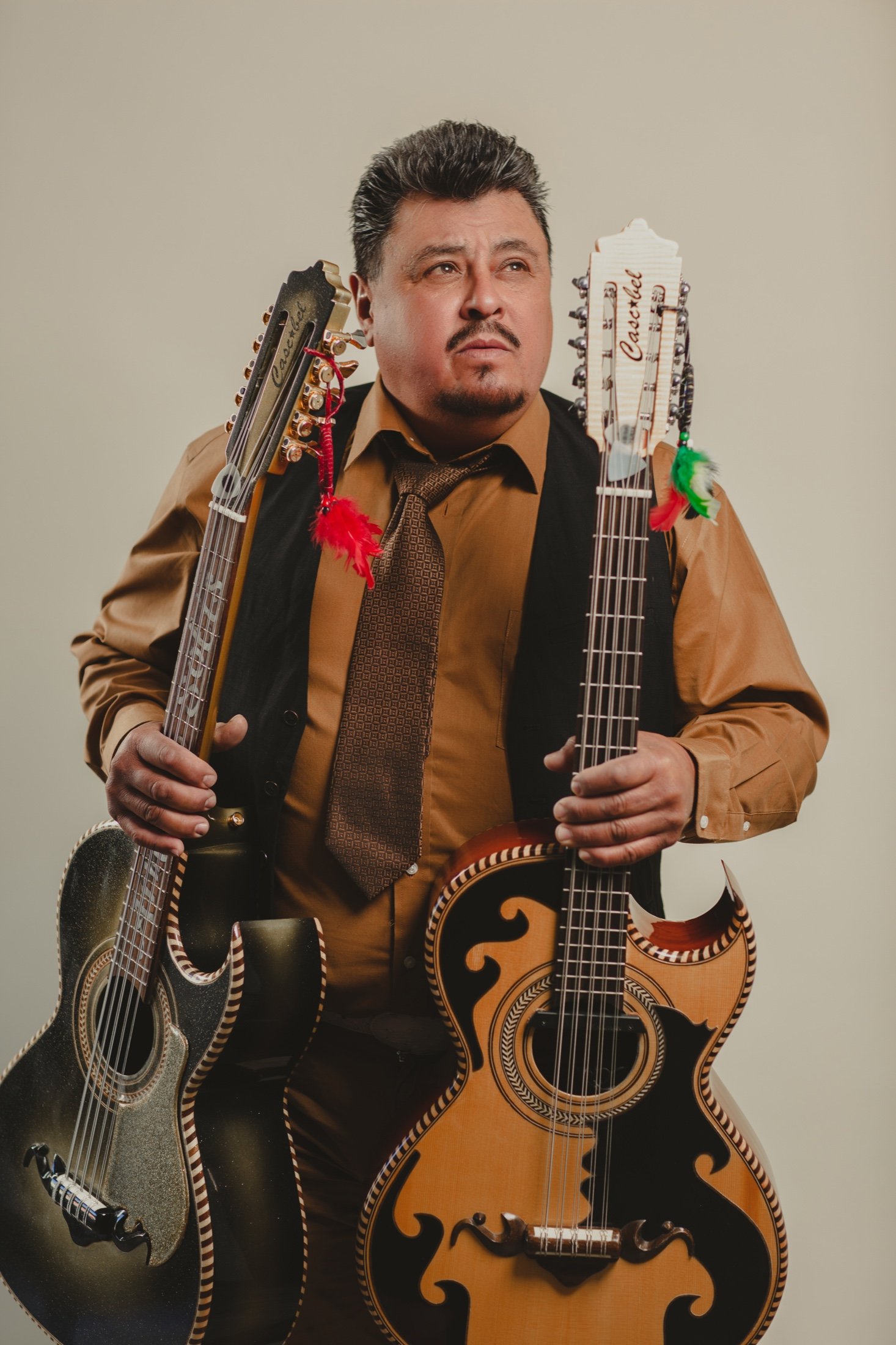 Armando Solís, segunda voz y bajo sexto de Grupo Silverado