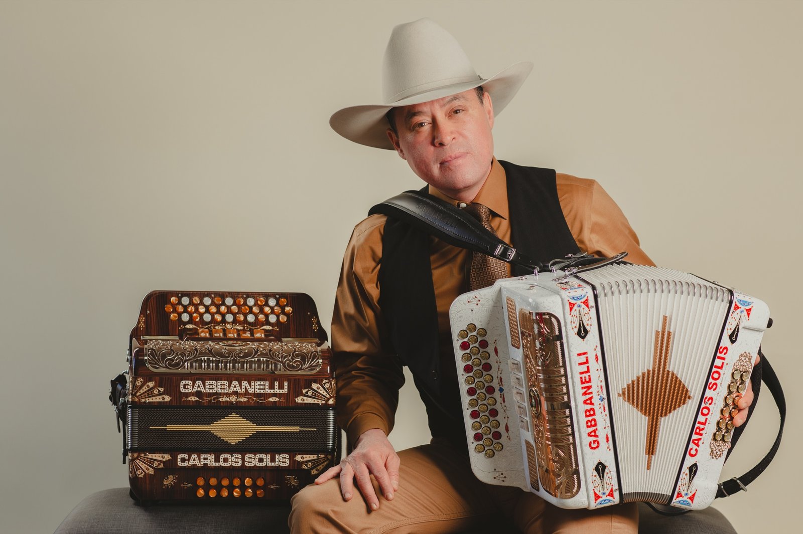 Carlos Solís, voz y acordeón de Grupo Silverado