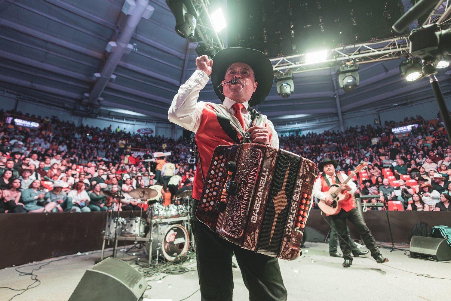 Carlos Solís con el acordeón durante presentación en palenque