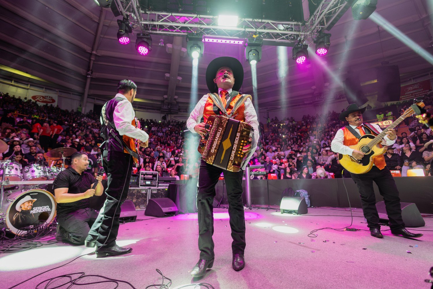 Grupo Silverado en escenario de palenque, 2026
