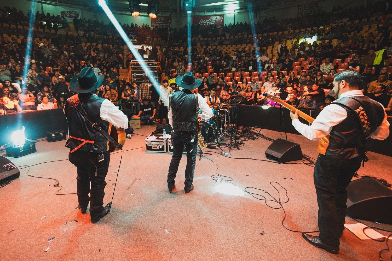 Grupo Silverado y su público en palenque, 2026