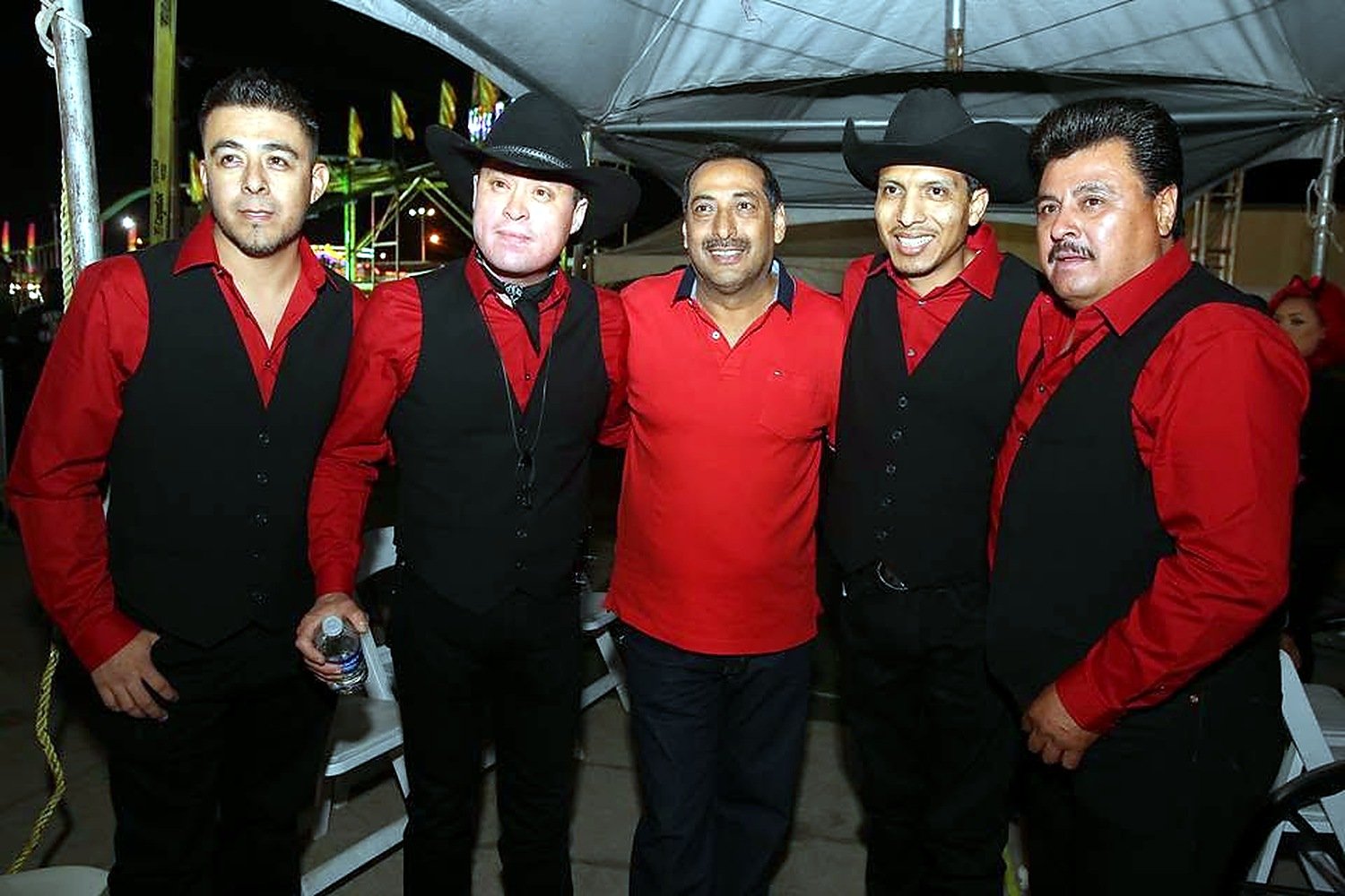 Grupo Silverado junto a integrantes y equipo durante una presentación