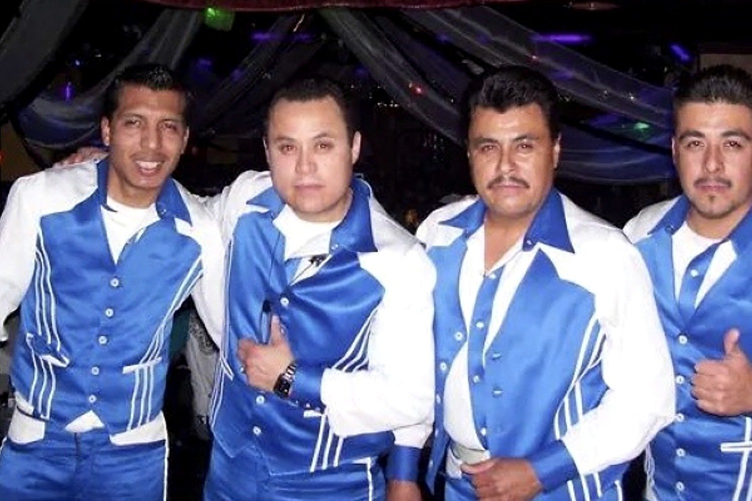 Grupo Silverado con vestuario azul y blanco durante los años noventa