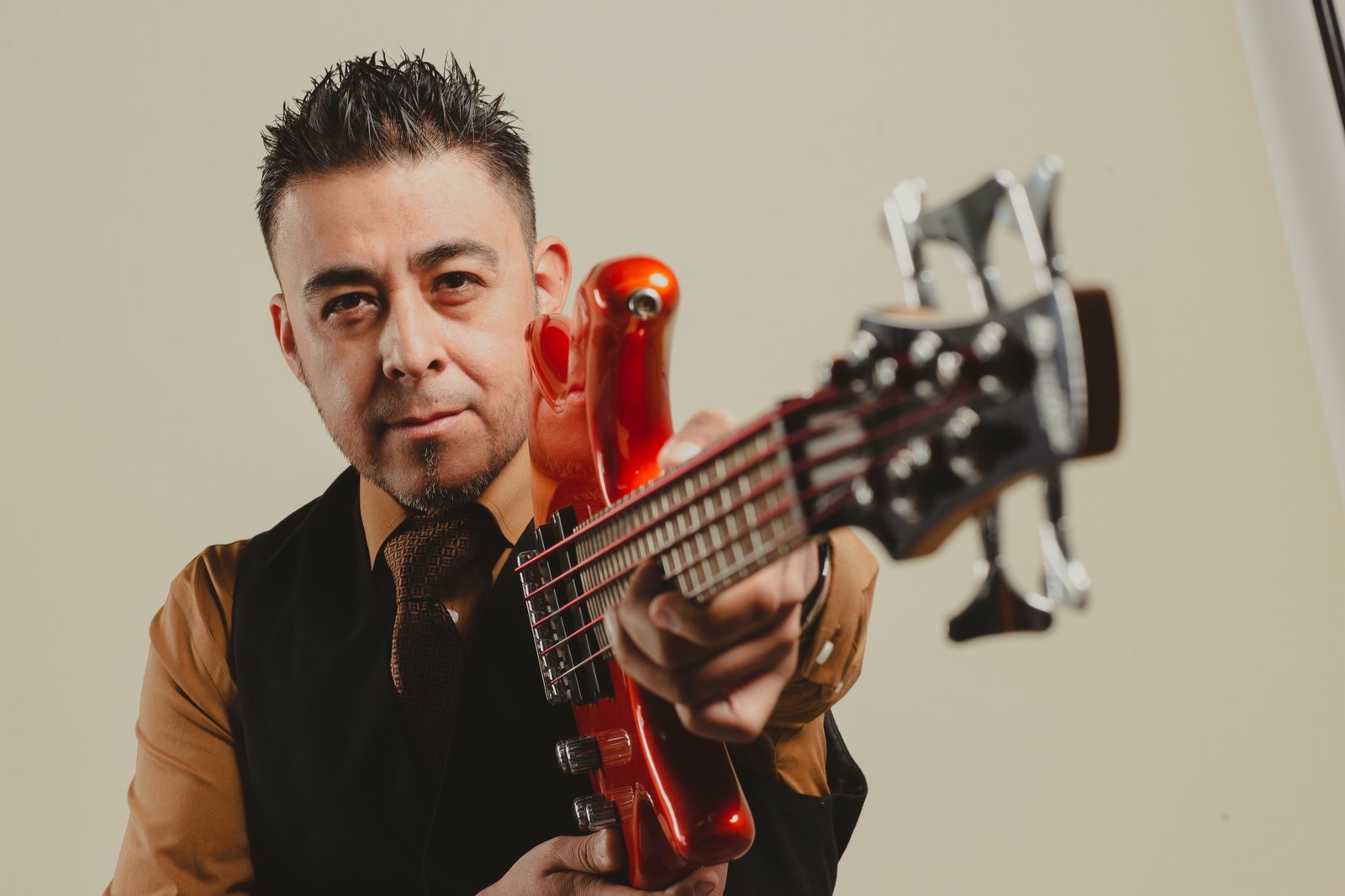 Mauricio Hernández, bajo de Grupo Silverado